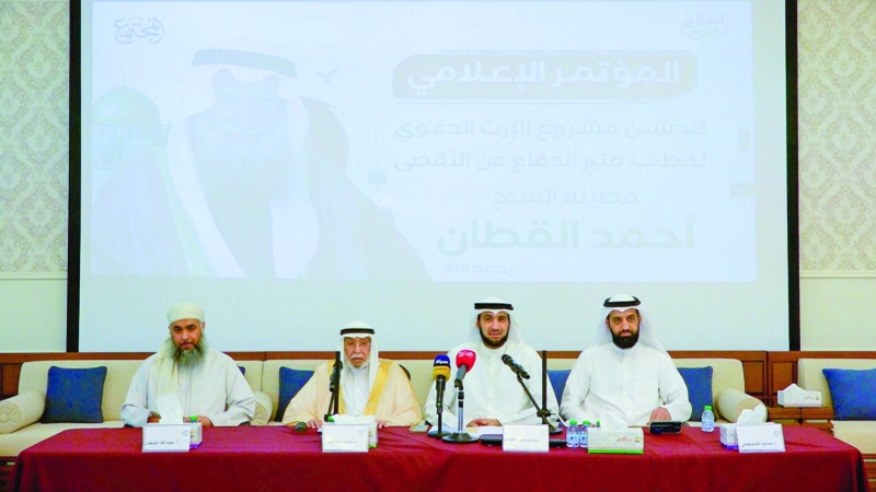 المذكور يتوسط عبدالله القطان وعبدالرحمن الشطي والقحطاني 