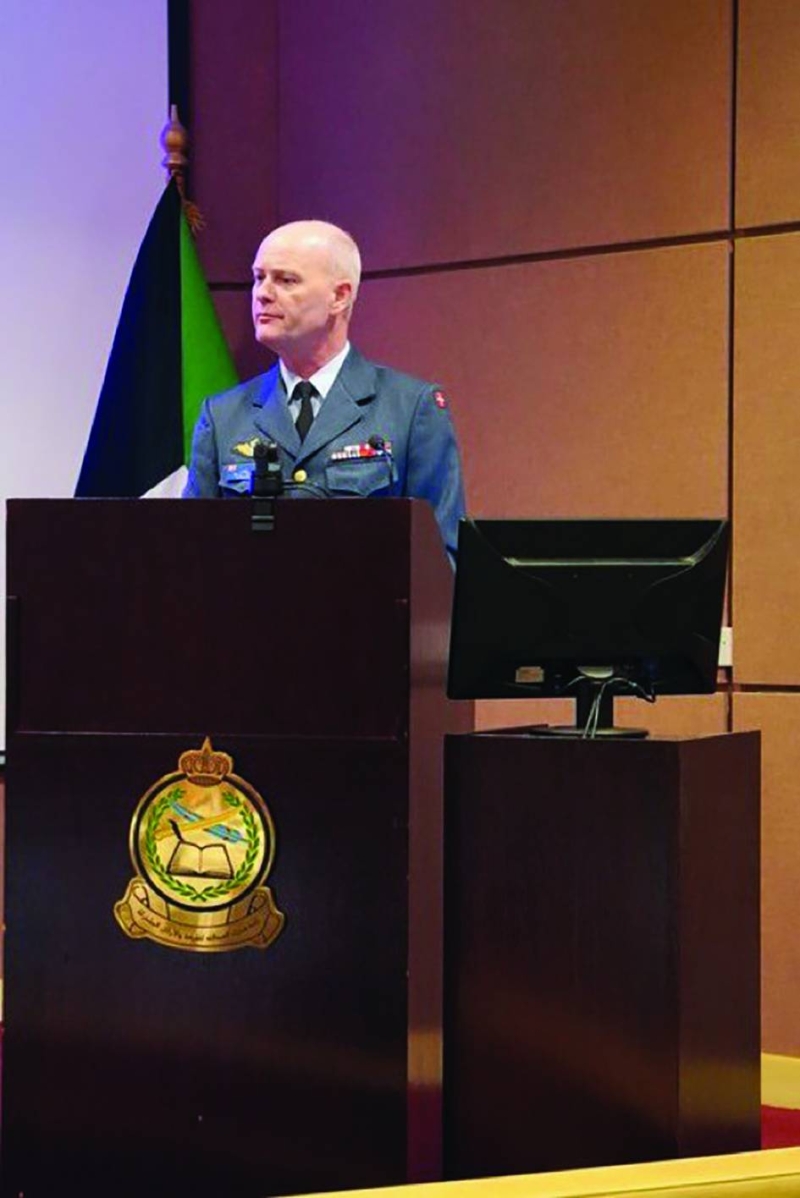 الفريق نلسن خلال المحاضرة