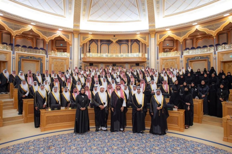 ولي العهد في صورة جماعية مع أعضاء مجلس الشورى أمس (واس)