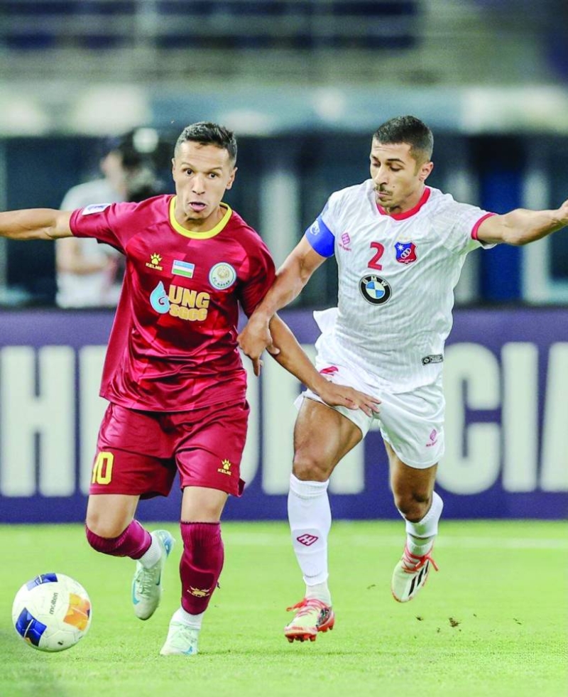 


لاعب «الأبيض» سامي الصانع يحاول قطع الكرة 