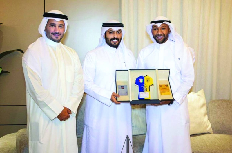 


المعتوق يقدم درعا تذكارية للردعان 