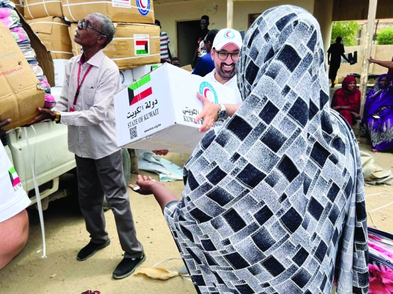 جانب من توزيع «الهلال الأحمر» المساعدات للمتضررين في السودان