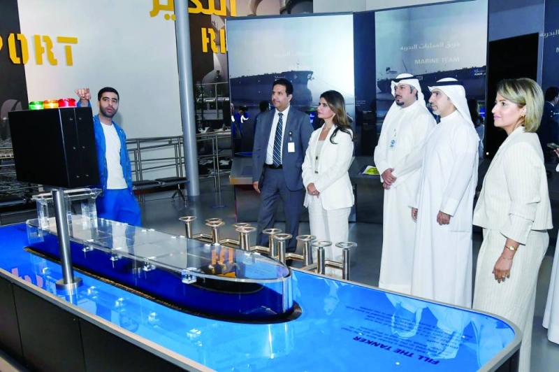 السالم تستمع إلى إيجاز عن مقتنيات المعرض