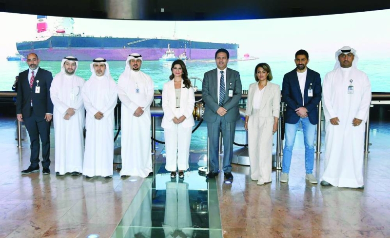 


السالم ووفد «كونا» مع مُوظّفي القطاع الإعلامي في «نفط الكويت» 