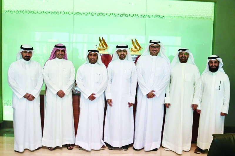 


المحري والمطيري مع رئيس وأعضاء جمعية المعلمين 