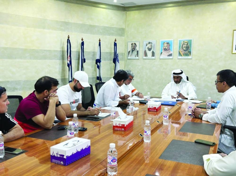 حامد العمران خلال اجتماعه مع الاندية