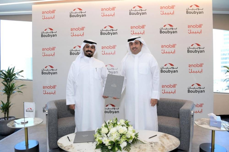 عبدالله المجحم وفيصل المري عقب التوقيع
