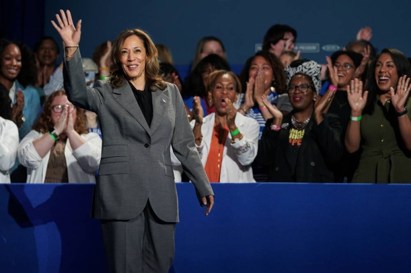 هاريس خلال فعالية انتخابية وسط حضور نسائي كبير في أتلانتا (رويترز)