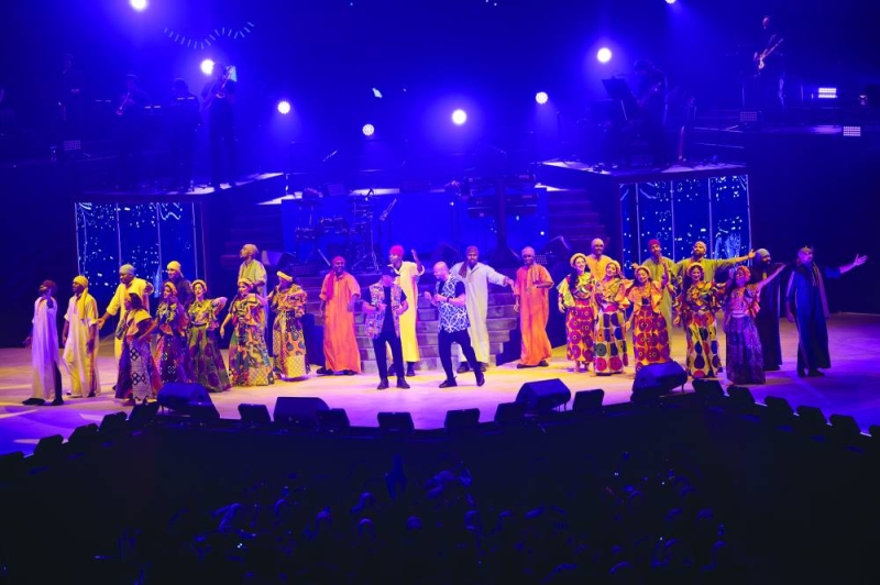 


خالد ومشعل يشاركان في أداء الاستعراض 