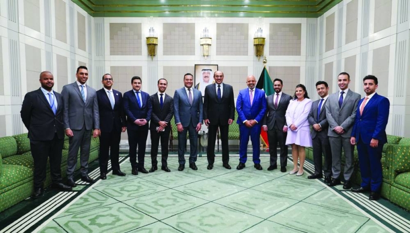 


ممثل الأمير مستقبلاً أعضاء وفد الكويت بالأمم المتحدة والوفد المساند لدورة الجمعية العامة 