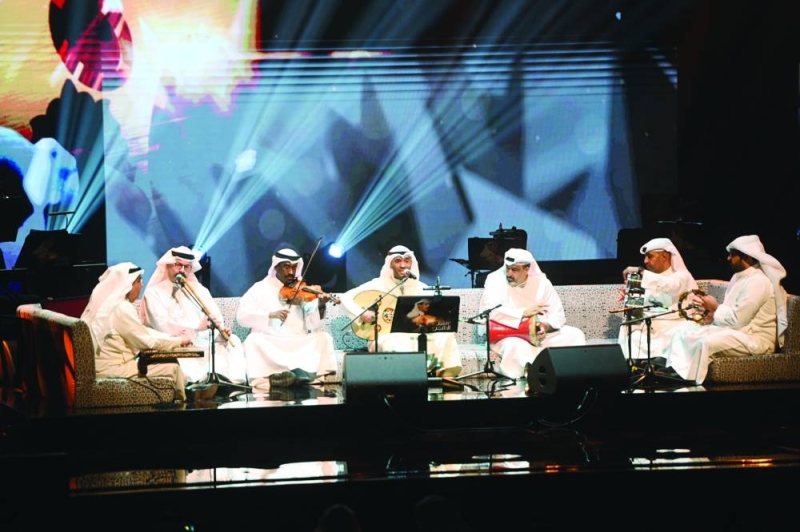 


المطرف مع فرقته الموسيقية	 (تصوير نايف العقلة) 