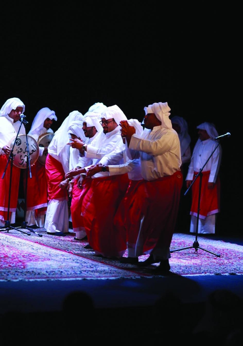 


فرقة العميري للفنون الشعبية خلال الحفل 