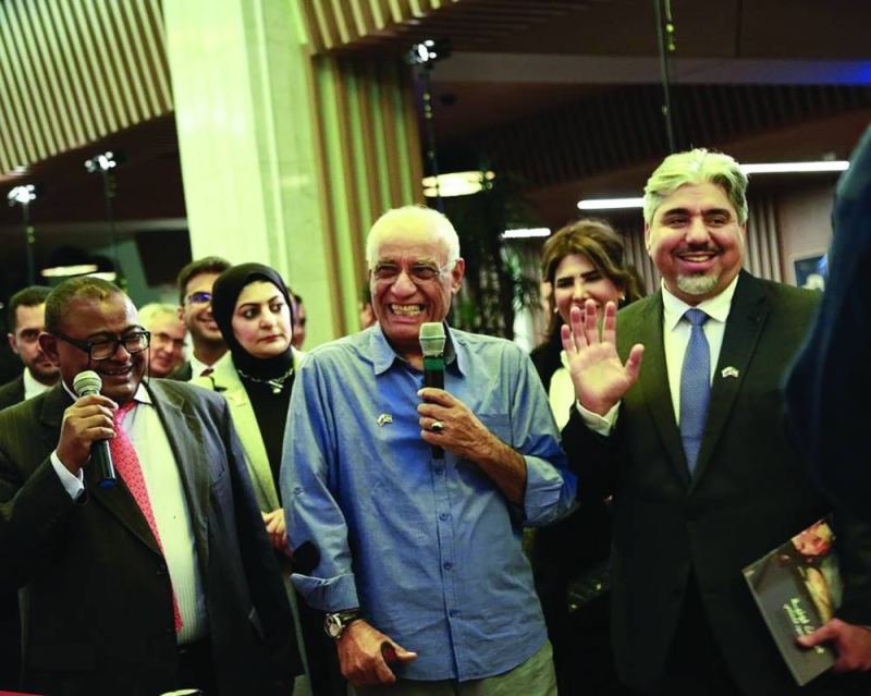 


محمود أشكناني متحدثاً خلال افتتاح معرضه 