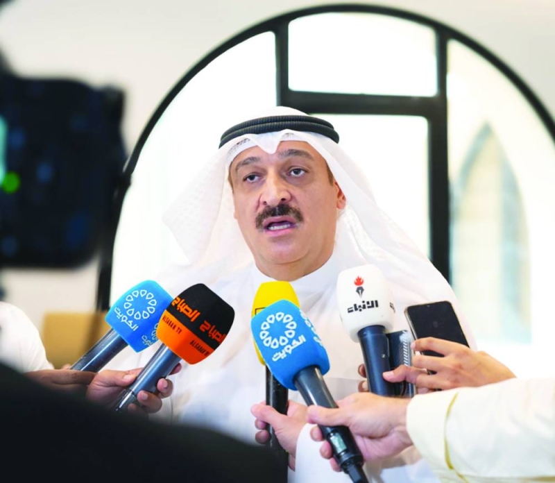 وزير الصحة متحدثاً للصحافيين