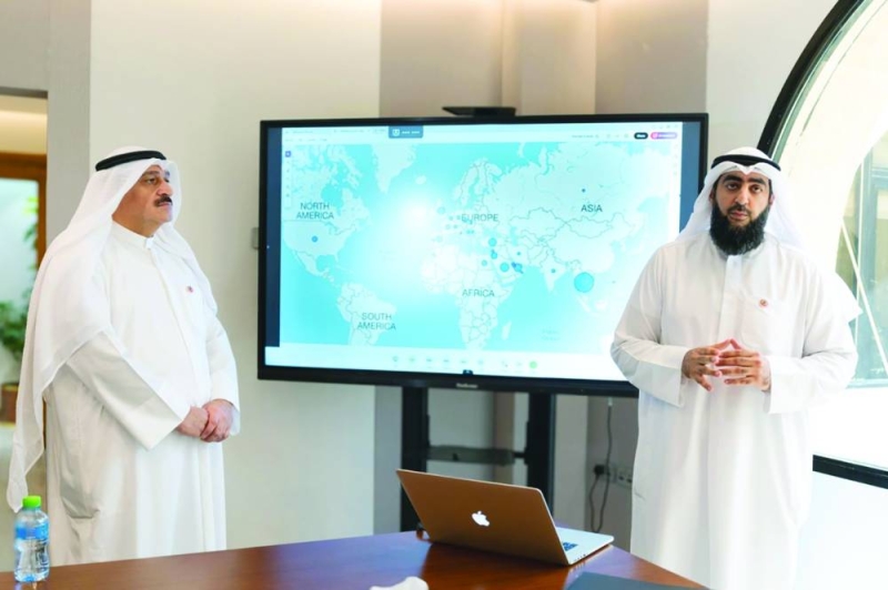 


العوضي وكلندر خلال تدشين المكتب الصحي الافتراضي 