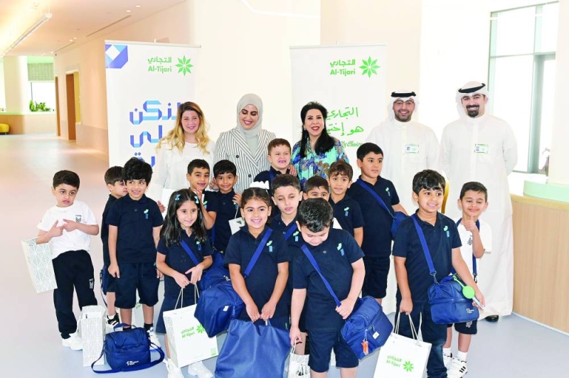 


ممثلو «التجاري» مع الطلبة 