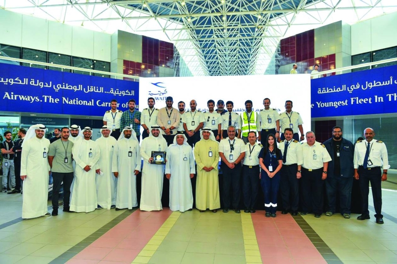 


الفقعان والكريباني يتوسطان عدداً من الموظفين 