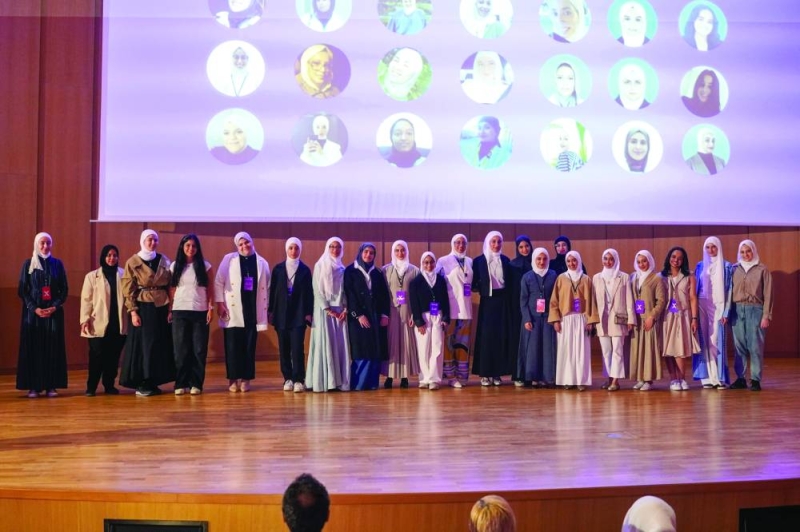 


صورة جامعة للخريجات 