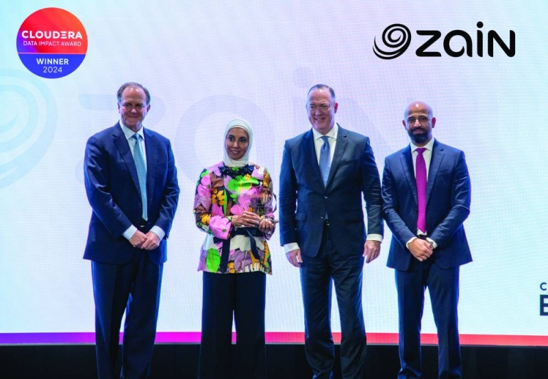 


 المدير التنفيذي لمكتب البيانات في مجموعة زين نادية السيف تتسلم الجائزة 