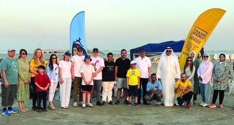 


محافظ الجهراء مع المتطوعين والمشاركين في الحملة 