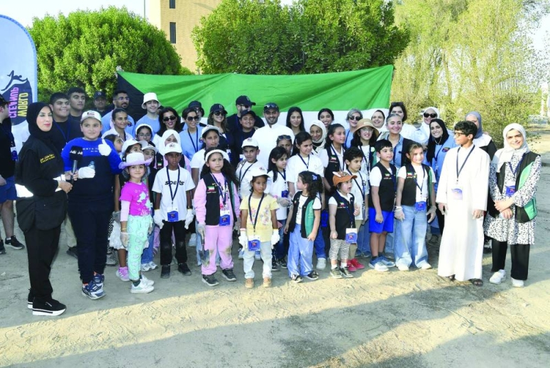 


محافظ مبارك الكبير مع المتطوعين والمتطوعات 