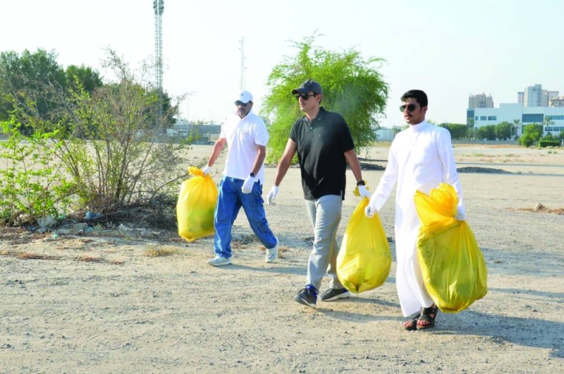 


محافظ الأحمدي مشاركاً في حملة التنظيف 