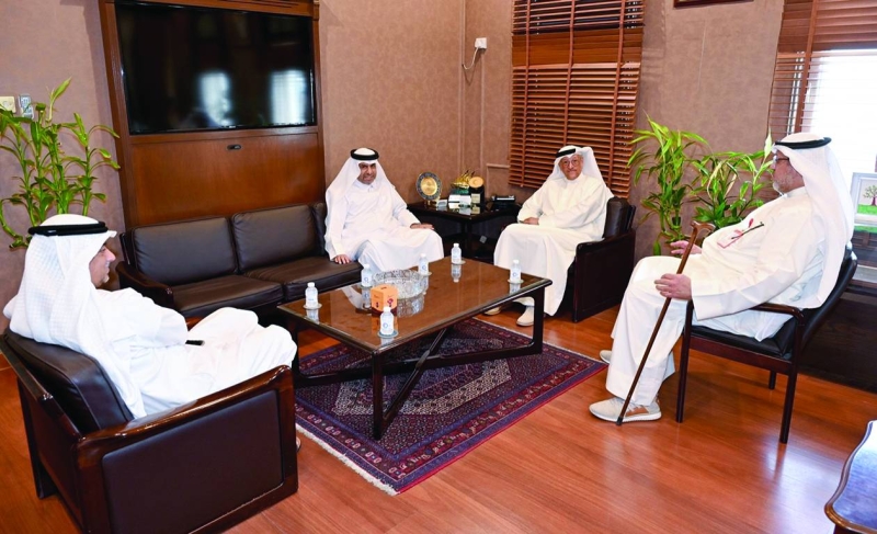 


السفير آل محمود خلال لقائه الحساوي 