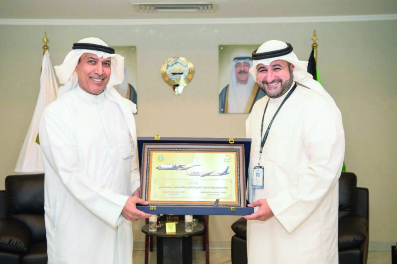 


الفقعان مسلّماً المشعل هدية تذكارية 