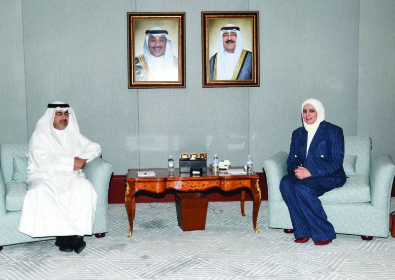 


محافظ العاصمة خلال استقباله وزيرة المالية 