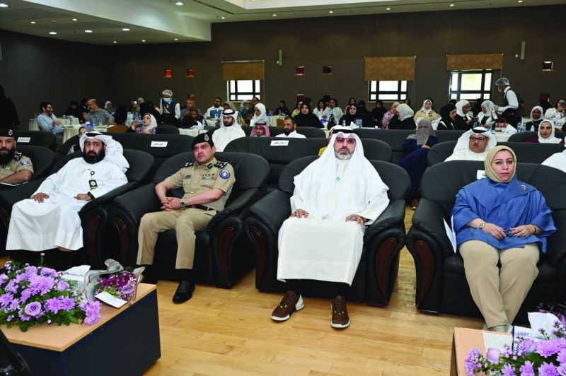 


أفنان الحسيني وقياديو الهيئة في مقدم الحضور	 (تصوير أسعد عبدالله) 