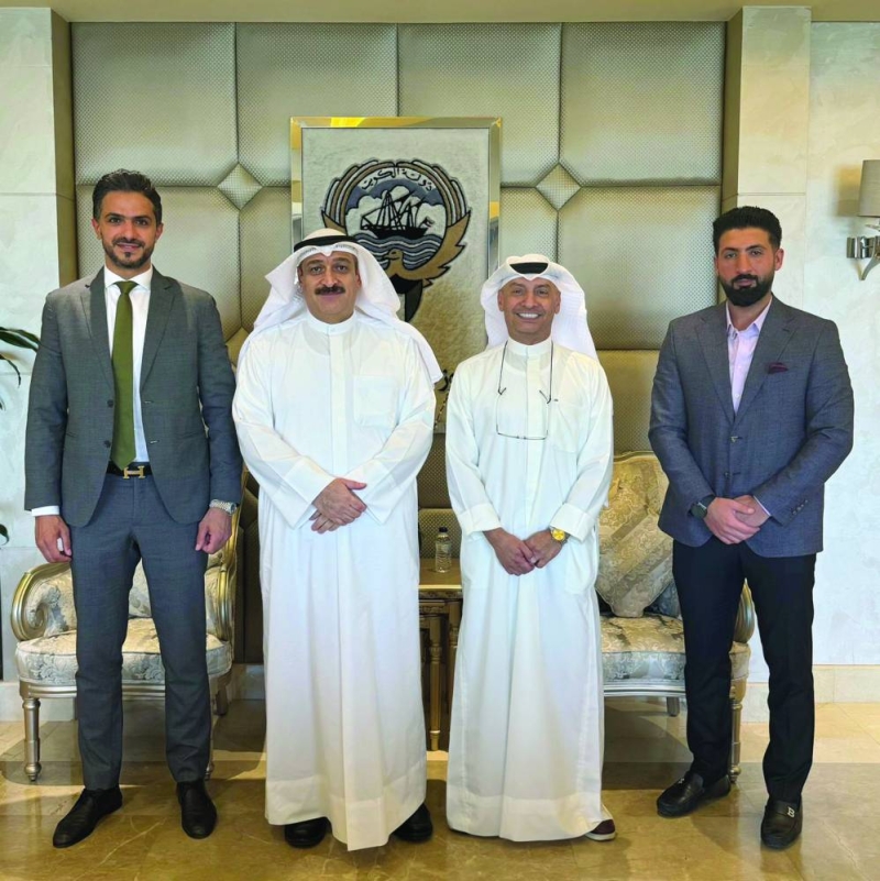 


وزير الصحة متوسطاً مجلس إدارة جمعية أطباء الأسنان 