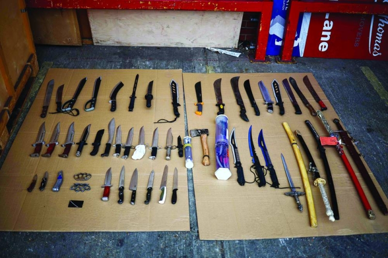 مجموعة صغيرة من السكاكين سلّمتها شرطة العاصمة إلى «محاربو الفولاذ»