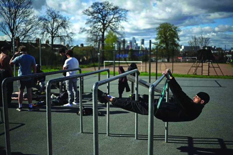 شبّان يتدرّبون في أحد المرافق الرياضية