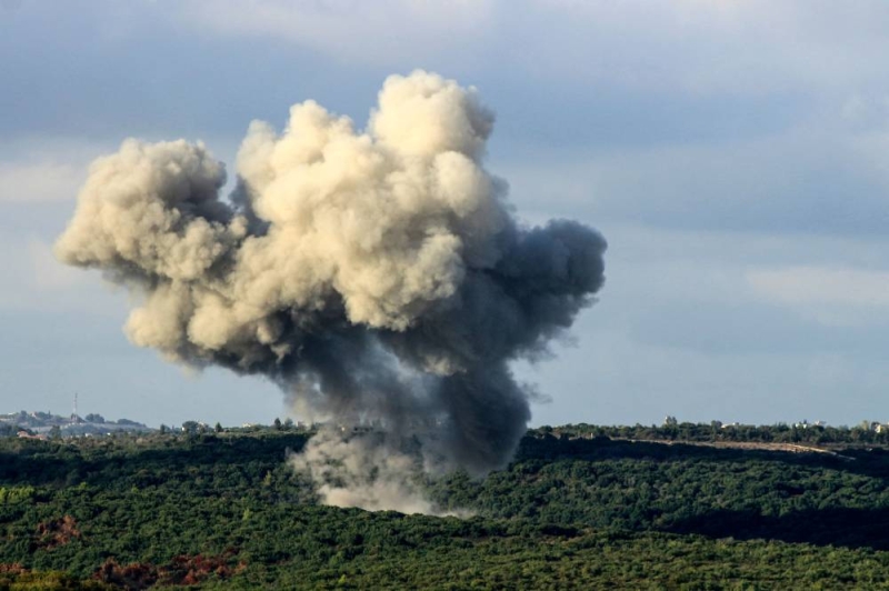 دخان غارة إسرائيلية على بلدة زبقين جنوب لبنان أمس (أ ف ب)