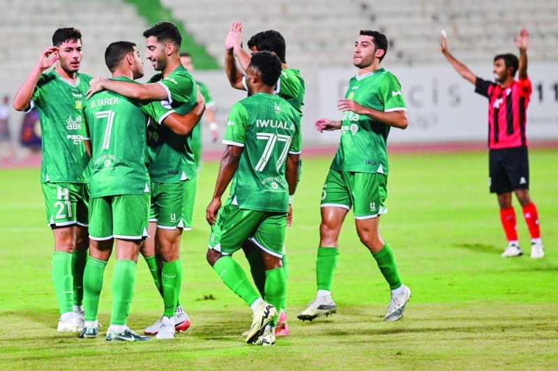 


بدر طارق يحتفل بالهدف الأول مع زملائه 