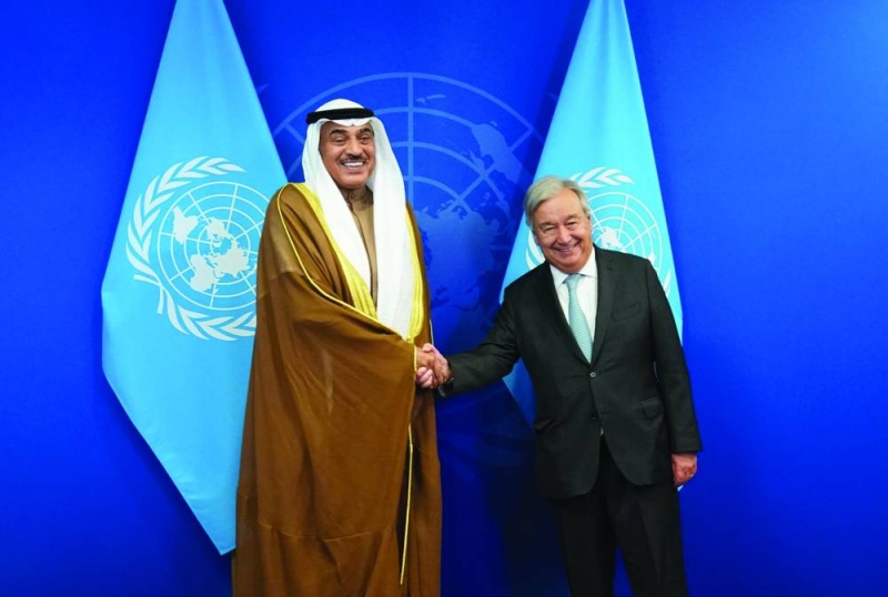 سمو ولي العهد مصافحاً الأمين العام للأمم المتحدة 