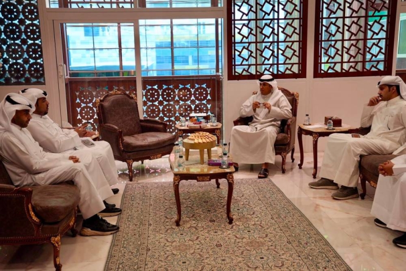 الوزير الوسمي خلال لقائه عدداً من المواطنين والموظفين