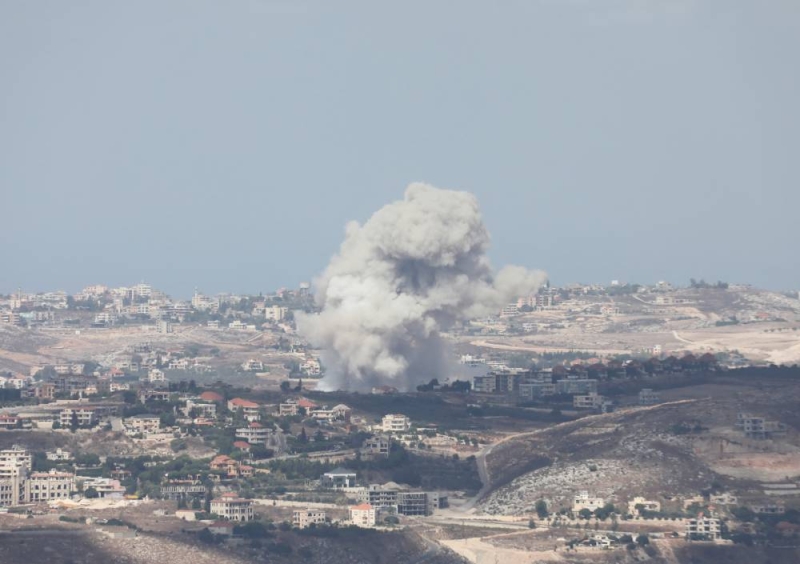 دخان يتصاعد إثر الغارات الإسرائيلية على مرجعيون