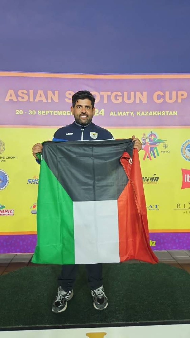 البطل ناصر المقلد بعد فوزه بذهبي الفردي والفرق