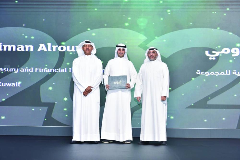 


الرشود يكرم أحد الموظفين 