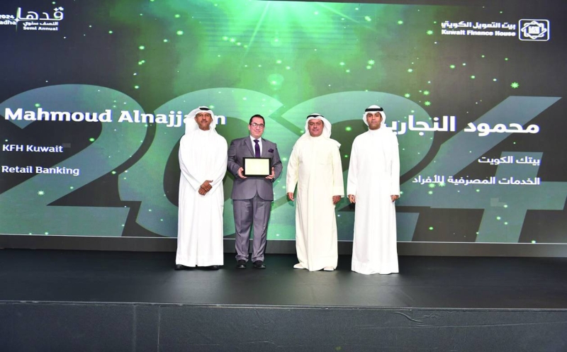 


الرشود والشملان والزعابي يكرمون أحد موظفي «بيتك» 