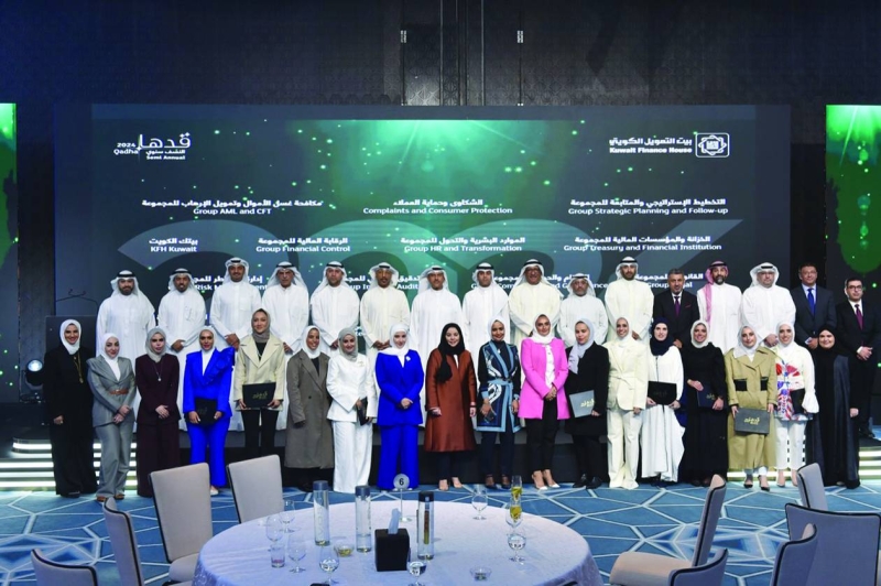 


صورة جماعية للمكرمات ومسؤولي «بيتك» 