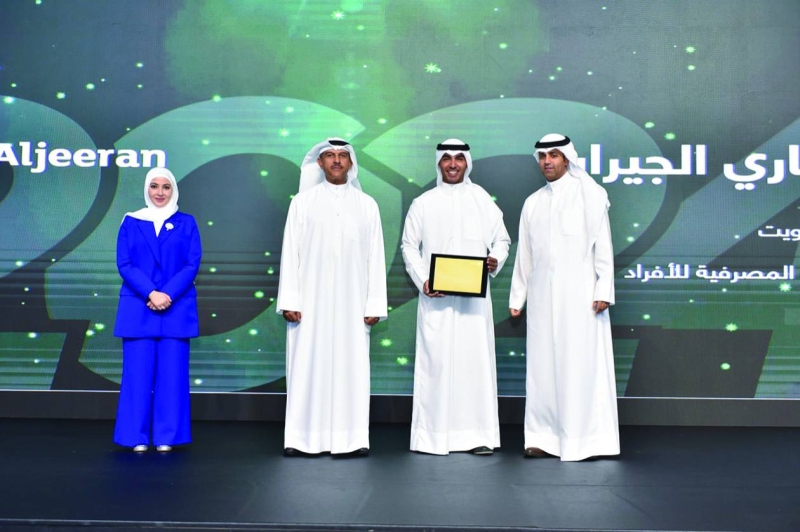 


نهال المسلم تشارك الرشود والشملان في تكريم أحد الموظفين 