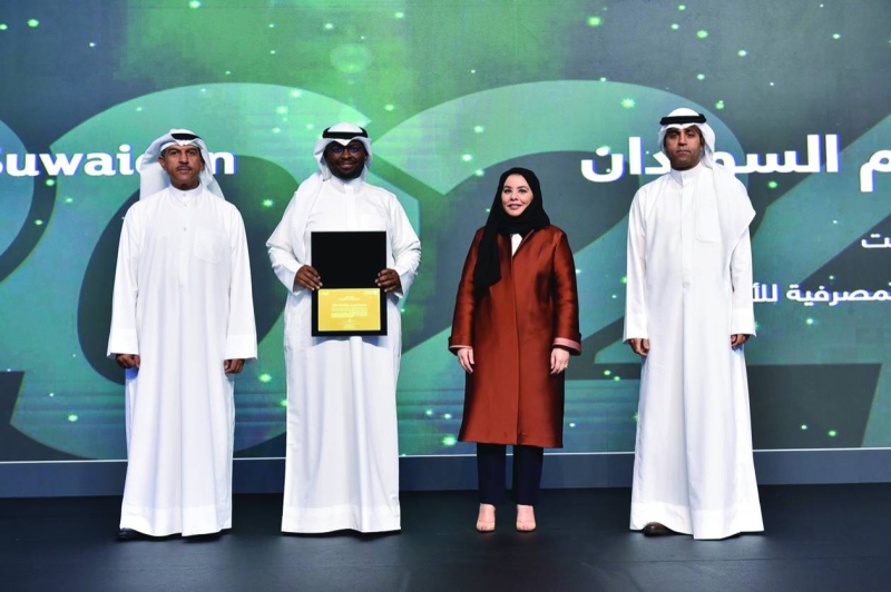 


أمينة الهاملي تشارك الرشود والشملان بتكريم موظف 