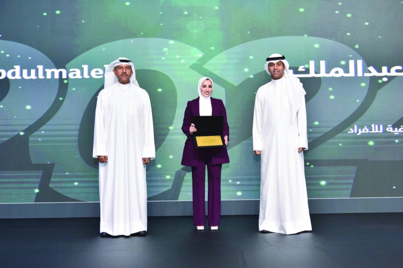 


الرشود والشملان يكرمان موظفة 