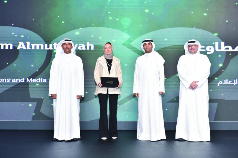 


الرشود والشملان والرويح يكرمون موظفة 