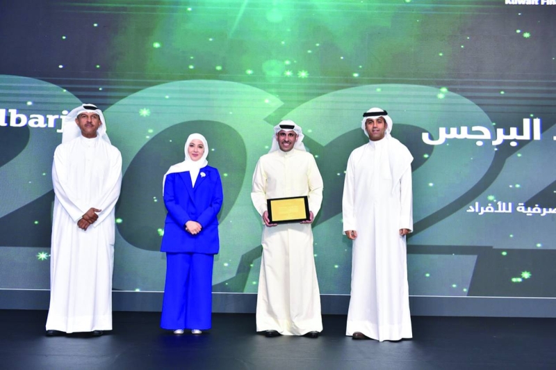 


الرشود والشملان ونهال المسلم يكرمون موظفاً 