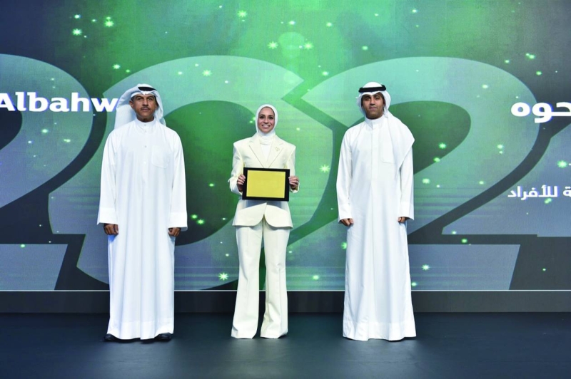 


الشملان والرشود يكرمان إحدى الموظفات 