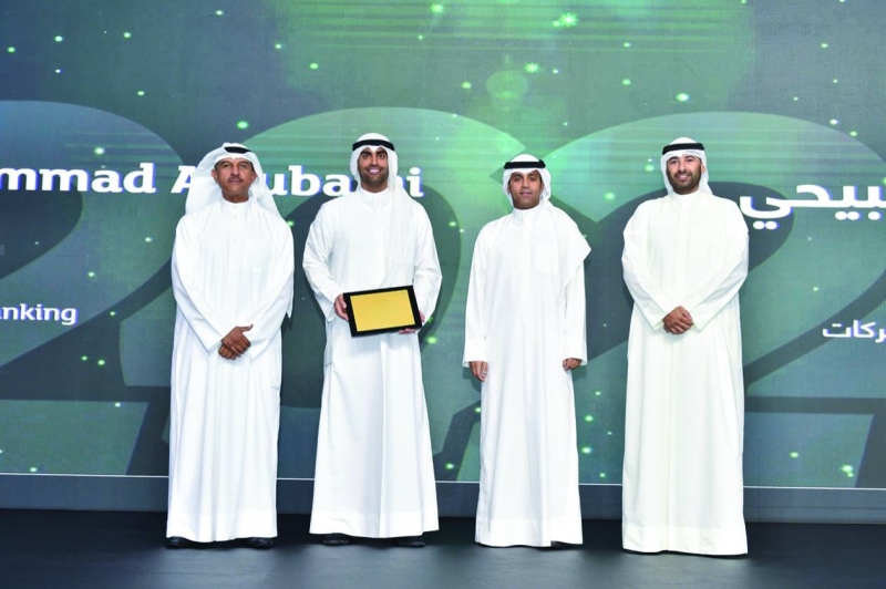 


الرشود والشملان والشايع يكرمون موظفاً 