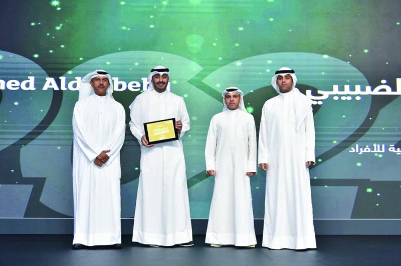 


الرشود والشملان والعبيد يكرمون موظفاً 